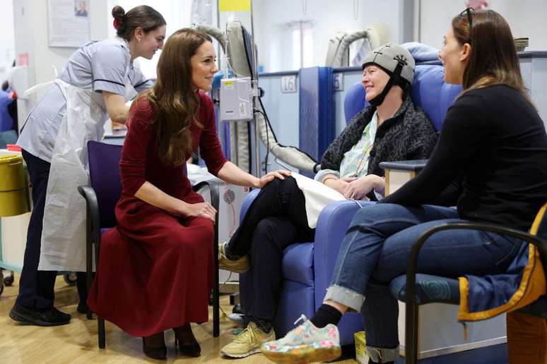 Kate Middleton conversou com pacientes oncológicos no hospital de Londres durante a visita