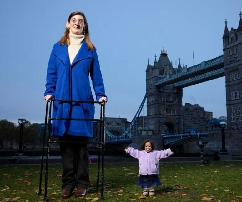 Rumeysa Gelgi e Jyoti Amge, a maior e a menor mulheres do mundo, se encontraram em Londres em 2024