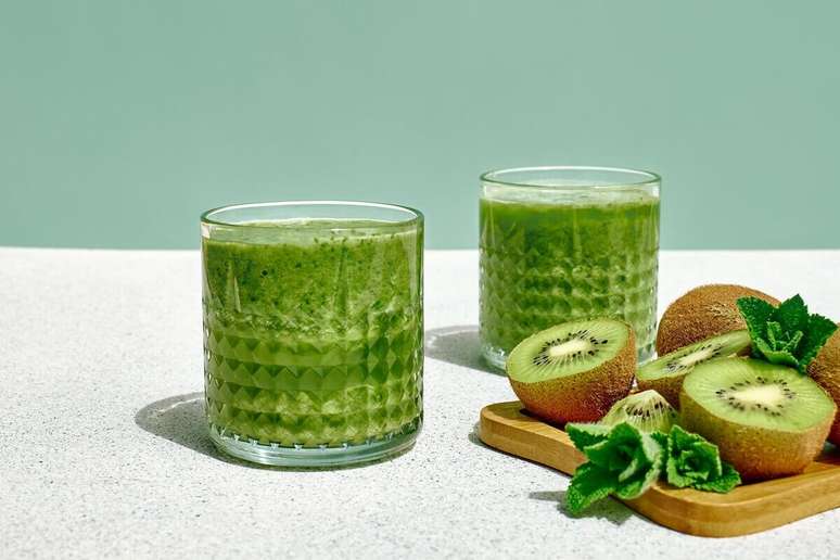 Suco de kiwi com couve, laranja e gengibre 