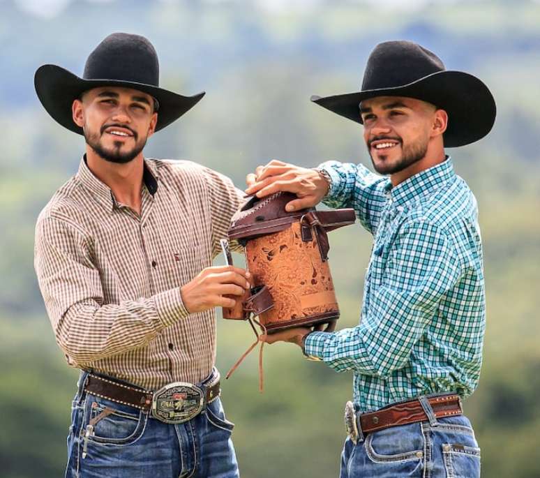 Gêmeos João Gabriel e João Pedro completam 22 anos em 15 de janeiro