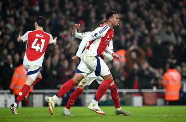 Trossard bate firme para fazer o segundo gol do Arsenal – Justin Setterfield/Getty Images