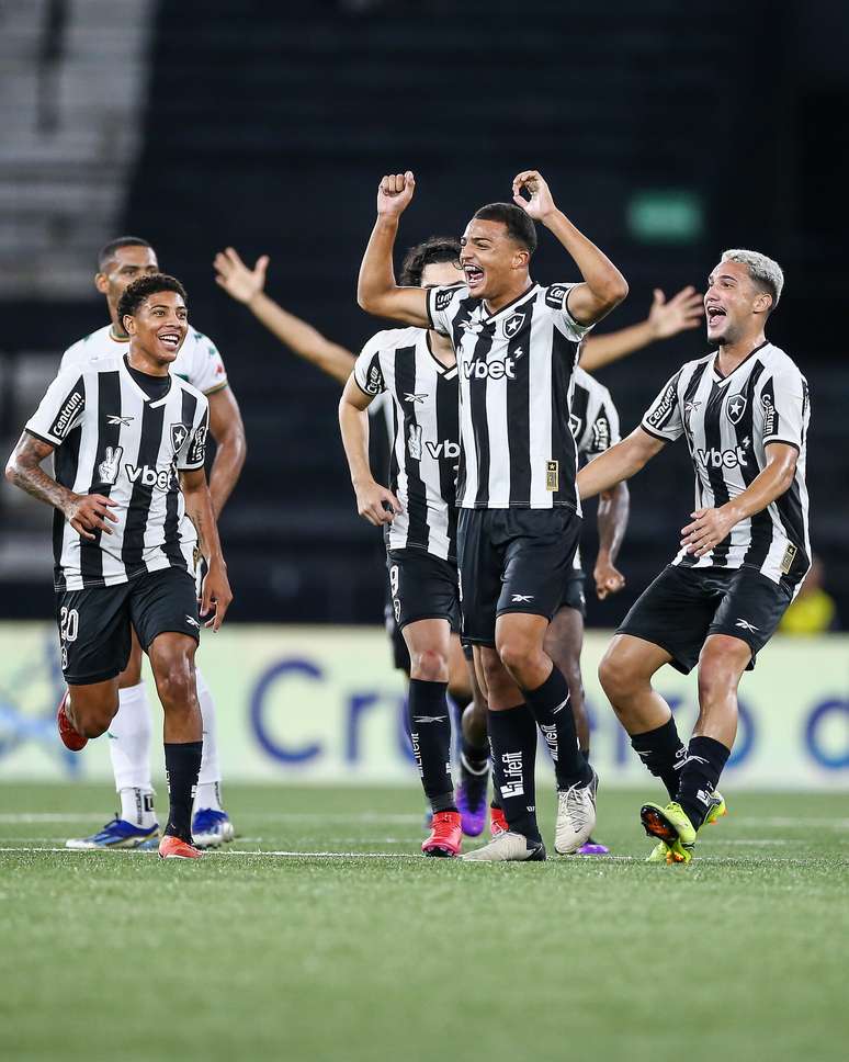 Keik celebra su primer gol como profesional.