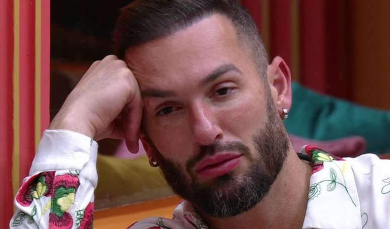 'Está se achando o vilão': Diego Hypólito entra em crise após ser chamado de 'mentiroso' ao vivo e leva toque de sister no 'BBB 25'.