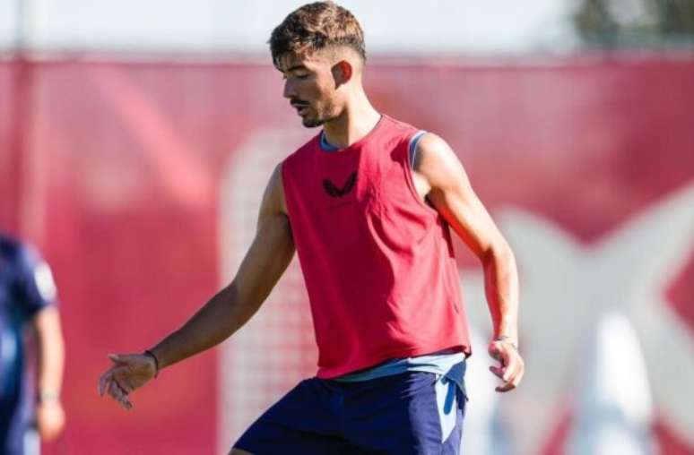 Escudo do Sevilla no muro do Estádio Ramón Sánchez Pizjuán – Reprodução/Instagram