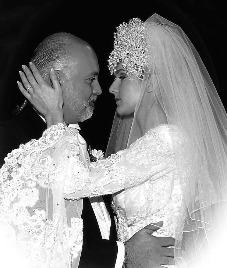 Céline Dion foi casada com René Angélil de 1994 a 2016, ano em que ele morreu em decorrência de um câncer de garganta.