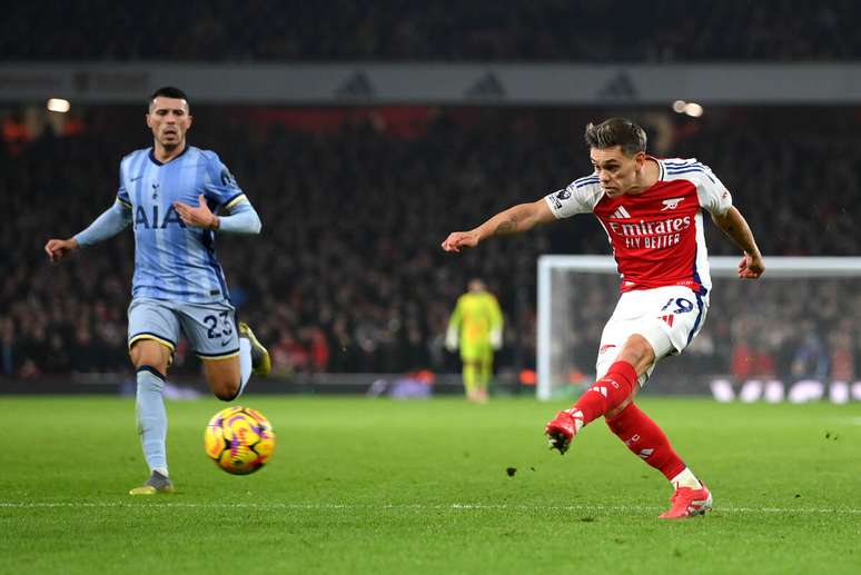 Trossard bate firme para fazer o segundo gol do Arsenal – Justin Setterfield/Getty Images