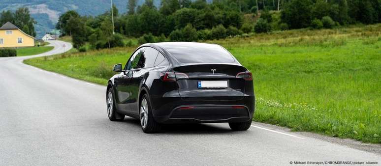 Pioneirismo da Noruega promoveu conscientização pública e aceitação da eletromobilidade e acabou beneficiando empresas como a Tesla