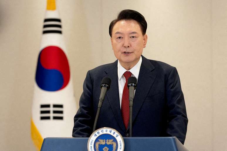 O presidente sul-coreano Yoon Suk Yeol faz um discurso à nação no Gabinete Presidencial em Seul, Coreia do Sul, em 12 de dezembro de 2024.