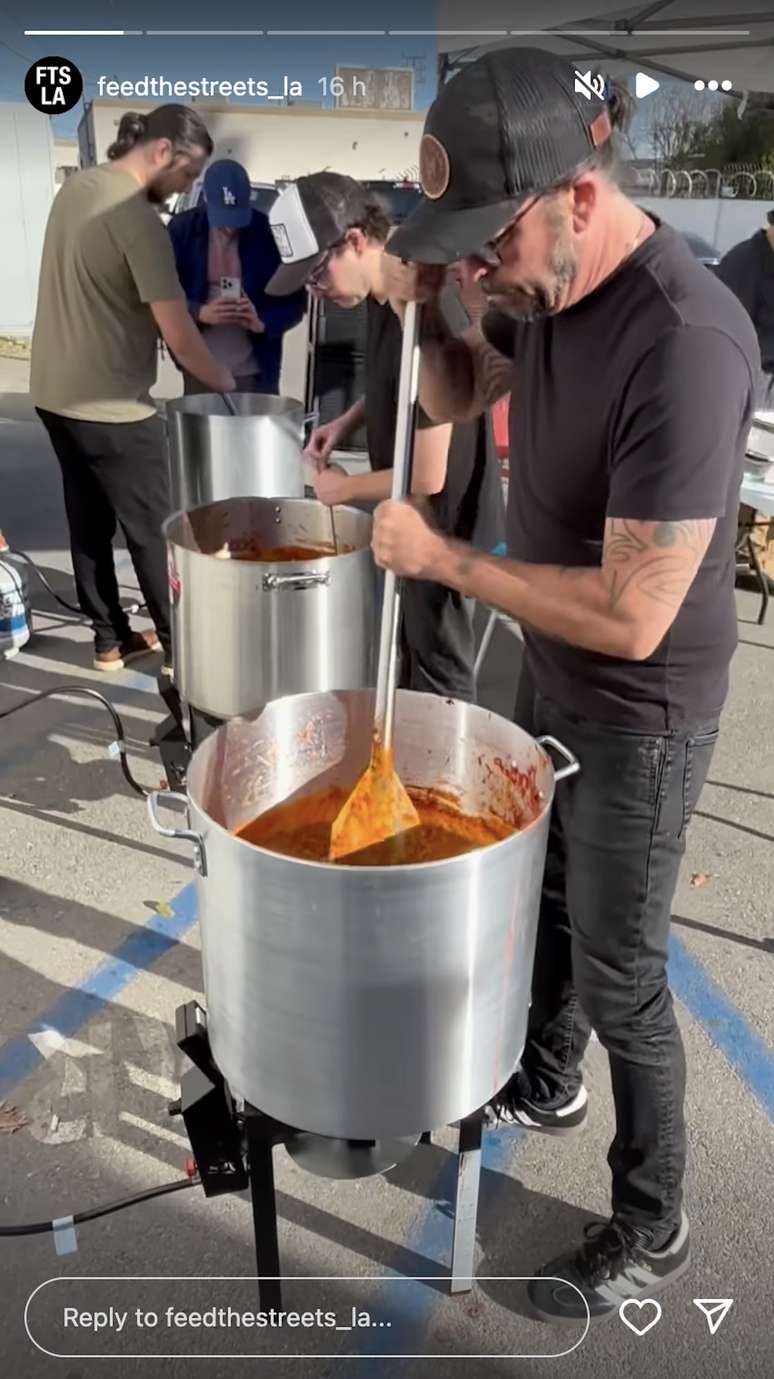 Dave Grohl volunteering with Feed The Streets LA