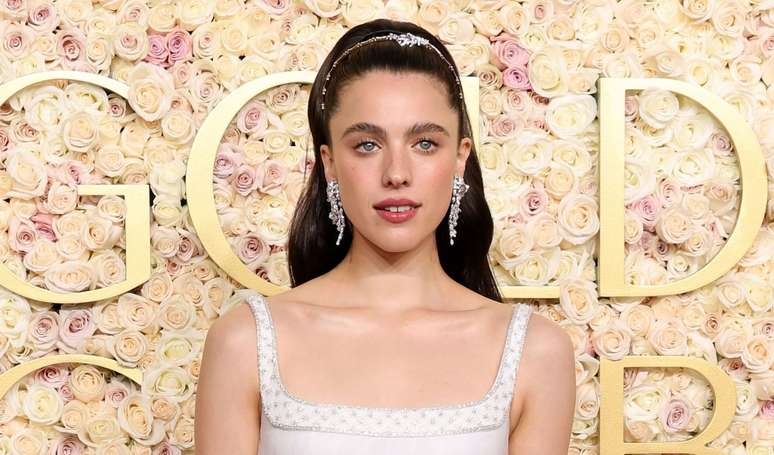 Margaret Qualley, de 'A Substância', revela problemas na pele e 'rosto ferrado' após próteses para o filme.