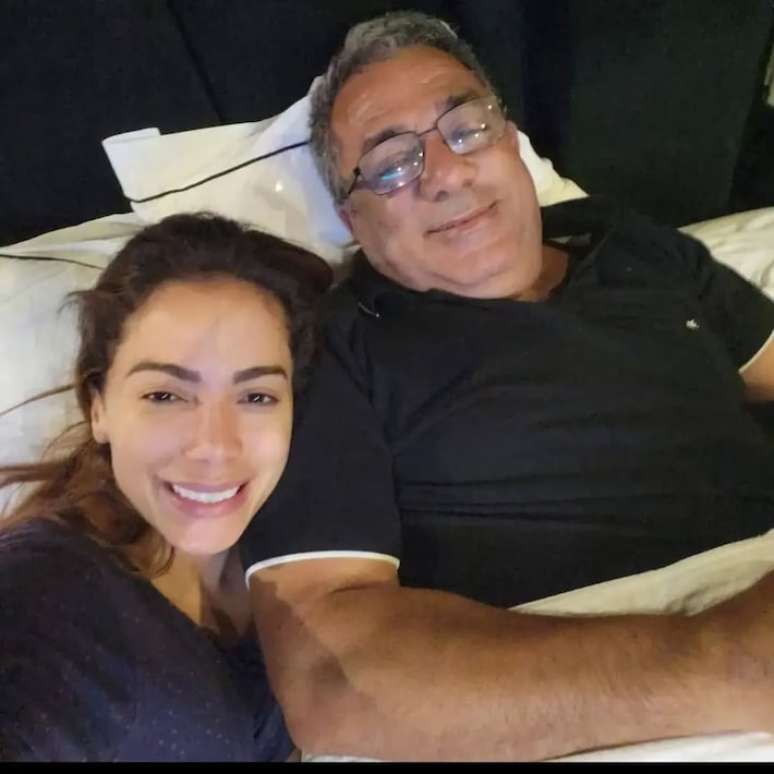 Anitta e o pai, Mauro Machado, vão se apresentar na primeira festa do BBB 25