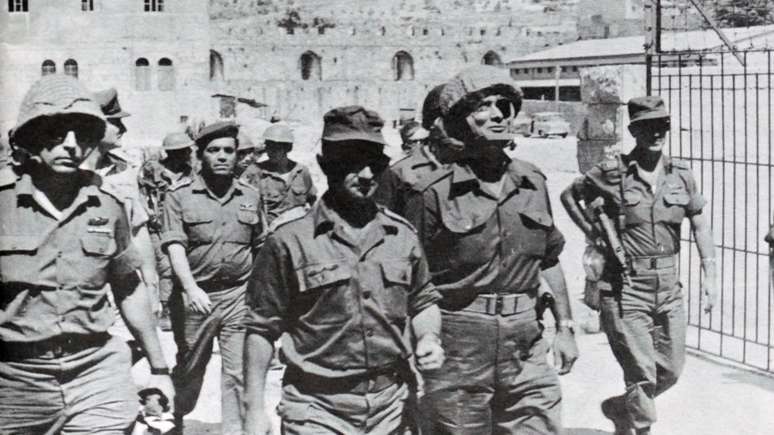 Comandantes militares israelenses chegam a Jerusalém Oriental durante a Guerra dos Seis Dias em 1967