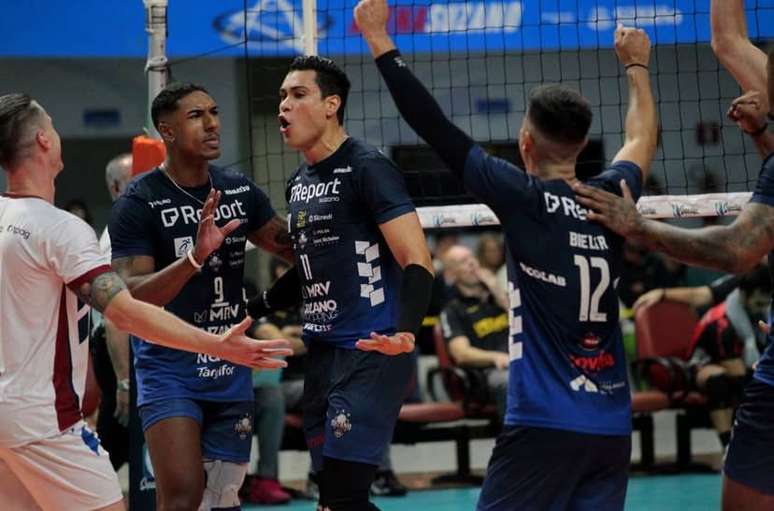 Suzano Vôlei em partida contra o Vedacit Guarulhos