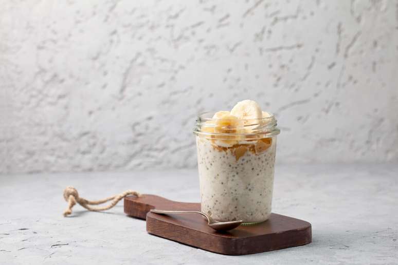 Overnight oats com pasta de amendoim 