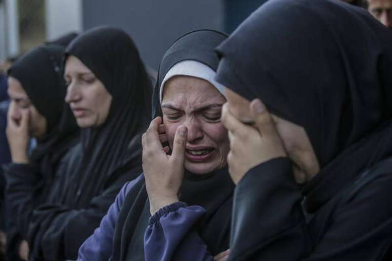 Mulheres choram morte de parentes em Gaza