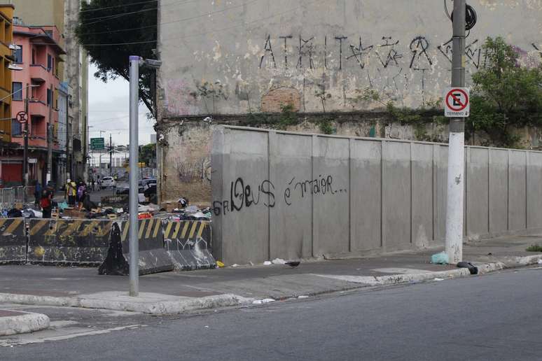 Prefeitura de São Paulo construiu muro na Cracolândia 