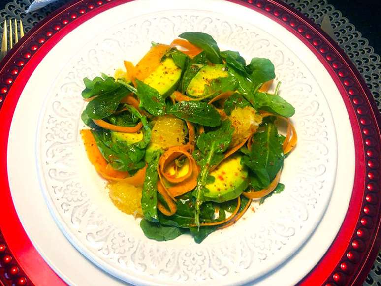 SALADA DE RÚCULA COM CENOURA, LARANJA E ABACATE