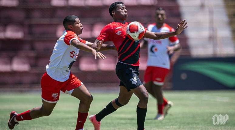 Audax e Athletico em ação pela Copinha. 