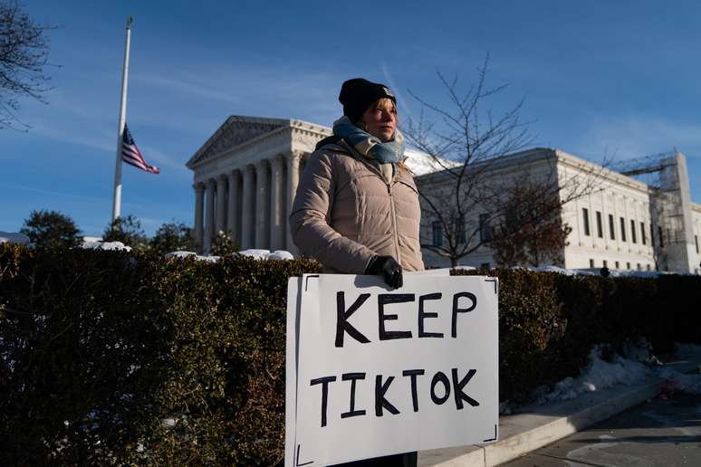 Manifestantes pediram a manutenção do TIkTok nos EUA após decisão que determina a venda do aplicativo no país (Getty Images)