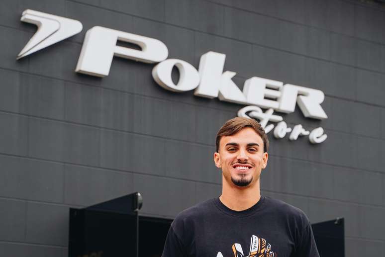 Goleiro do Corinthians Matheus Donelli abre temporada 2025 com novo patrocinador. 