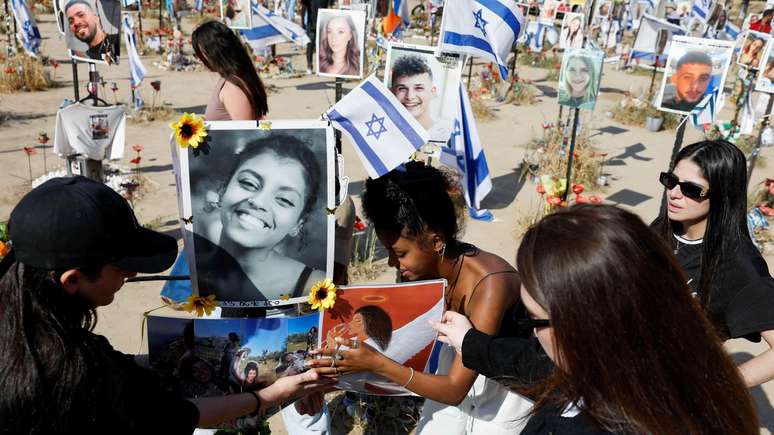 Homenagens a mortos por militantes do Hamas no festival de música Supernova, em Israel, em 7 de outubro de 2023