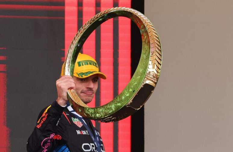 Max Verstappen exibe o troféu conquistado no GP de São Paulo de 2024, no Autódromo de Interlagos.