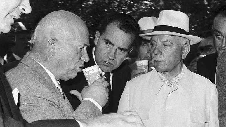 Primeiro-ministro soviético Nikita Khrushchev toma copo de Pepsi sob o olhar atento do então vice-presidente americano Richard Nixon: refrigerante se tornou extremamente popular na Rússia