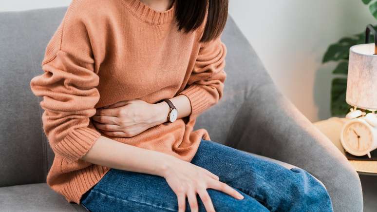 A formação de gases no intestino, conhecida como flatulência, é um processo natural que ocorre durante a digestão e envolve a ação de bactérias intestinais