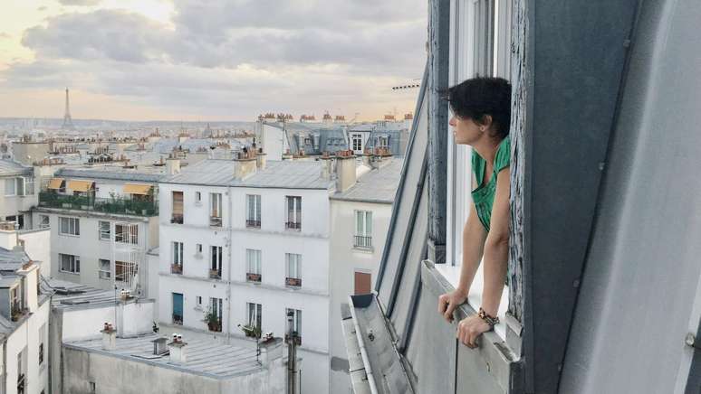 Kate Abby durante sua estada em um pequeno apartamento em Paris, na França