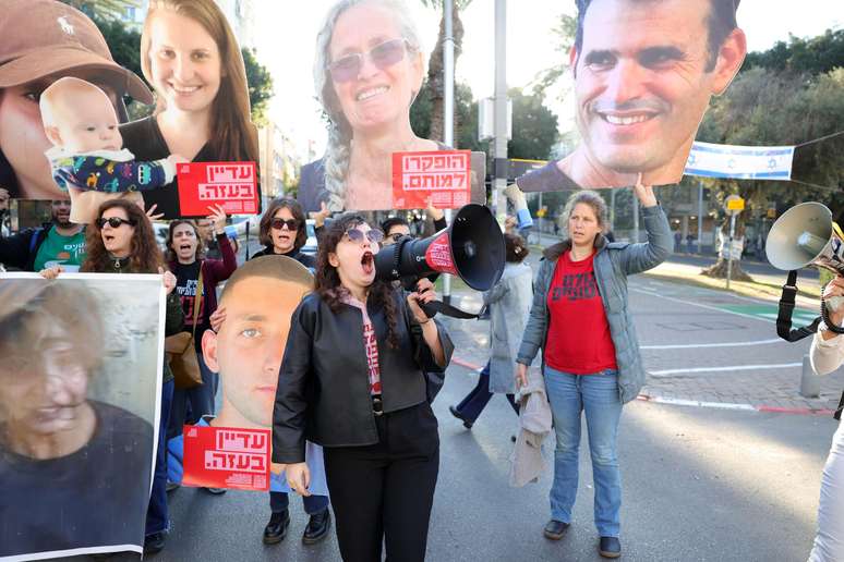 Protesto pede retorno de reféns; Israel quer volta de pessoas sequestradas como parte de qualquer acordo de paz