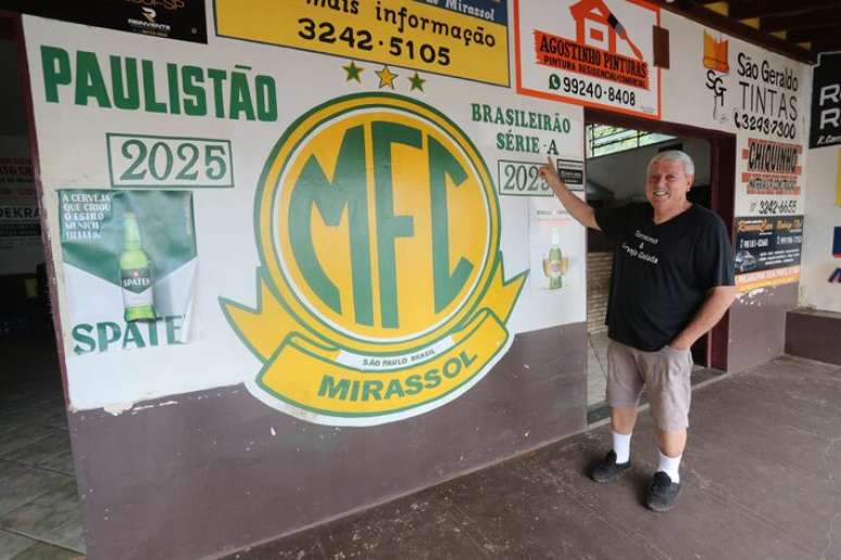 Almeida tem o bar em frente ao 'Maião' desde 1985 e conta que o jogo mais marcante foi o do acesso.