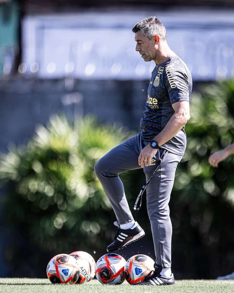 Técnico Pedro Caixinha em treinamento no Santos 