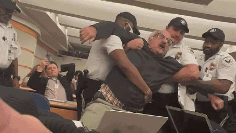 Jornalista é levado por seguranças