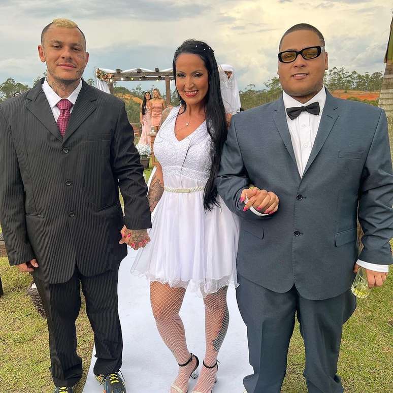 Toguro é o pai da atriz Elisa Sanches no clipe Set dos Casados, de MC Ryan SP, que foge do casamento no altar.