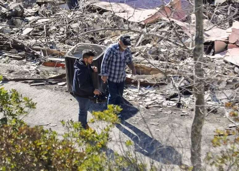 Mel Gibson visita destroços de sua mansão em Malibu