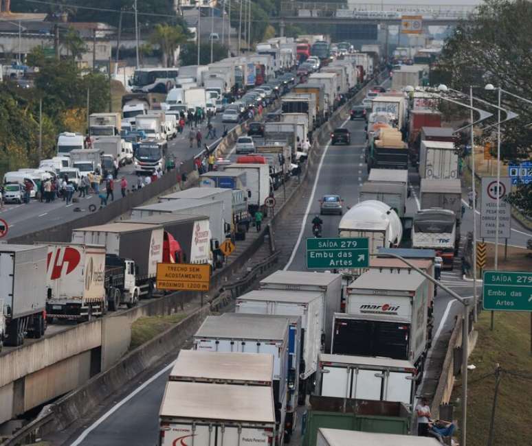 Rodovia Regis Bittencourt, na altura de Embu das Artes.