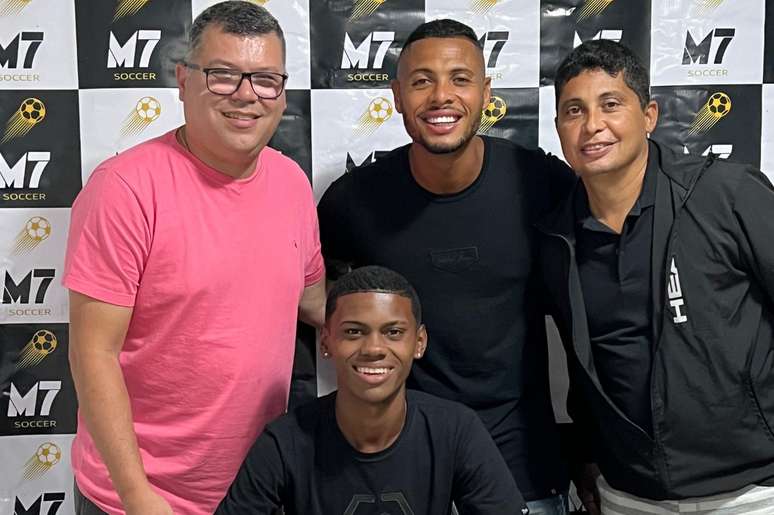 Agentes Ricardo Rodrigues (blusa Rosa), Marco Aurélio Marins (centro), Fabrício Loureiro (casaco preto), e o atleta Marcão.