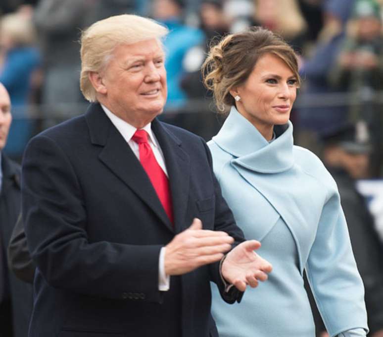 Melania Trump - Ex-modelo eslovena-americana de 54 anos. Primeira-dama dos EUA no primeiro mandato de Donald Trump (jan/2017 a 2021), voltará a ocupar o posto a partir de 20 de janeiro, quando o marido iniciará seu segundo mandato. Ela é a primeira mulher nascida no exterior a ocupar o cargo desde 1825, quando o presidente John Quincy Adams era casado com a inglesa Louisa. Melania e Donald têm um filho, Barron, de 15 anos.