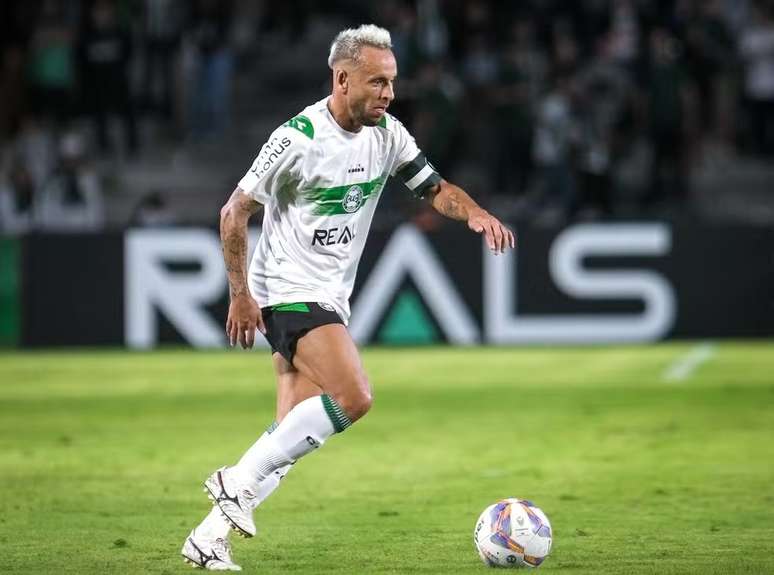 Rafinha, novamente em campo pelo Coritiba. 