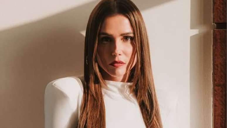 Deborah Secco faz duro desabafo e relembra morte da irmã; atriz reflete como ocorrido transformou sua criação e relação com a mãe