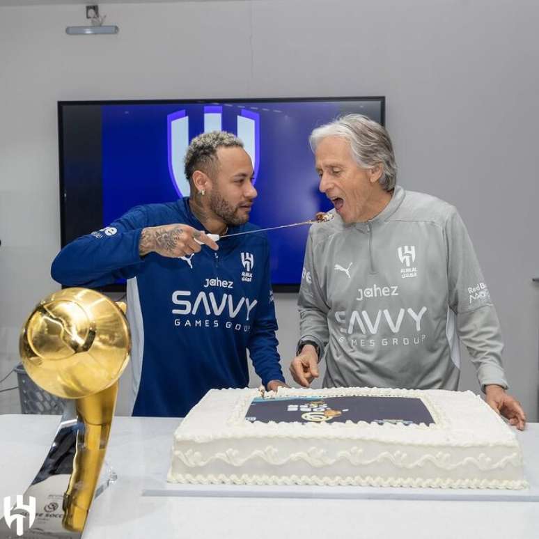 Neymar dá bolo na boca de Jorge Jesus em homenagem ao técnico na Arábia Saudita