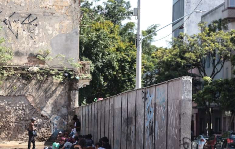 Muro construído no crazumaneot das ruas dos Protestantes e General Couto Magalhões possui 40 metros de comprimento por 2,5 metros de altura.