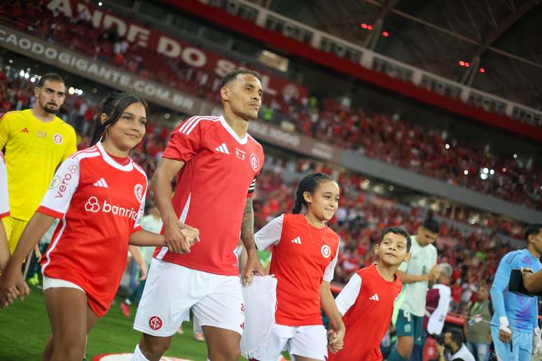 Alan Patrick, na partida contra o México 