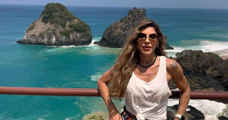 Ana Paula Minerato curte ferias de luxo na Bahia e em Fernando de Noronha