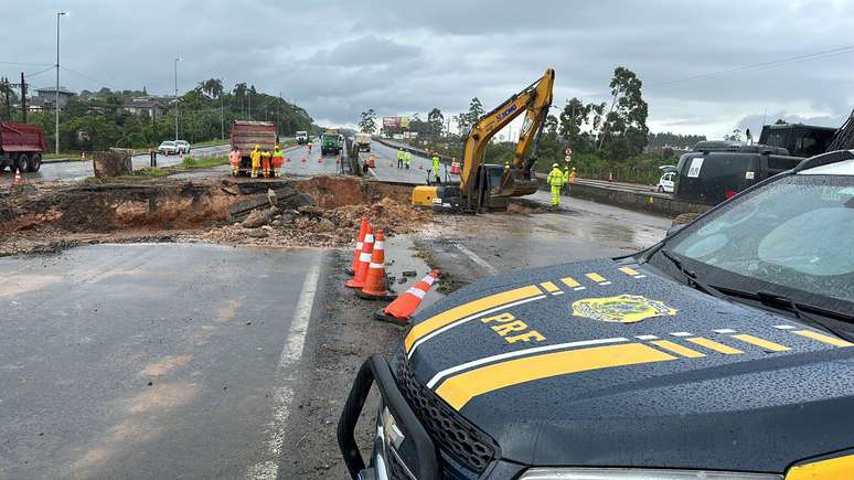 Cratera se abre em rodovia de Santa Catarina