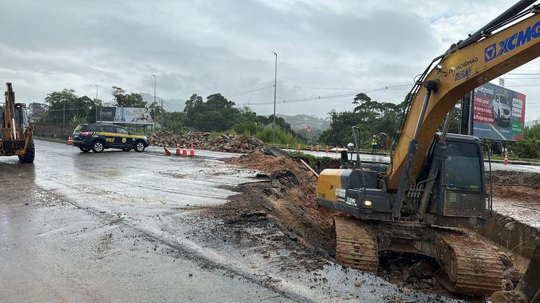 Cratera se abre em rodovia de Santa Catarina