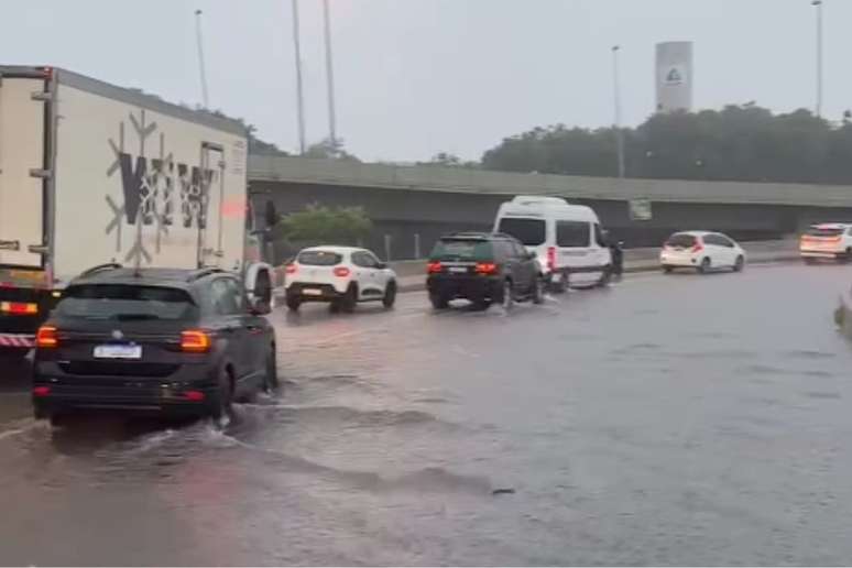 Florianópolis amanhece com chuva e novos alagamentos; cidade está em situação de emergência