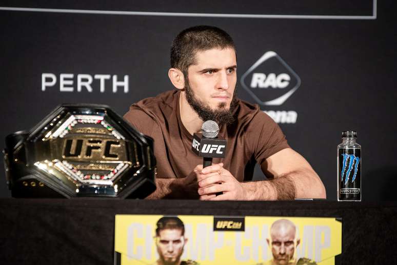 Islam Makhachev defende o cinturão da categoria de peso-leve pelo UFC 311