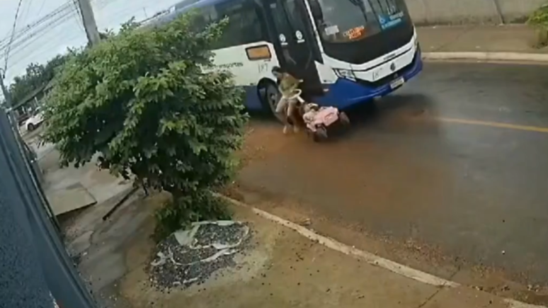 Mãe e filha foram arrastadas por ônibus