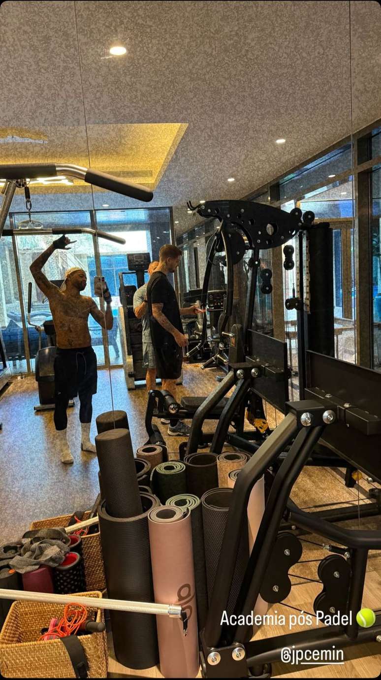 Neymar mostra treino de musculação